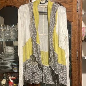 Mysteree Women's White and Gray Leopard Print Sweater 000681